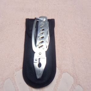 Maxas multi-tool with sheath